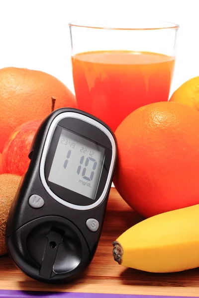 Glukometer, naturliga frukt och ett glas juice — Stockfoto