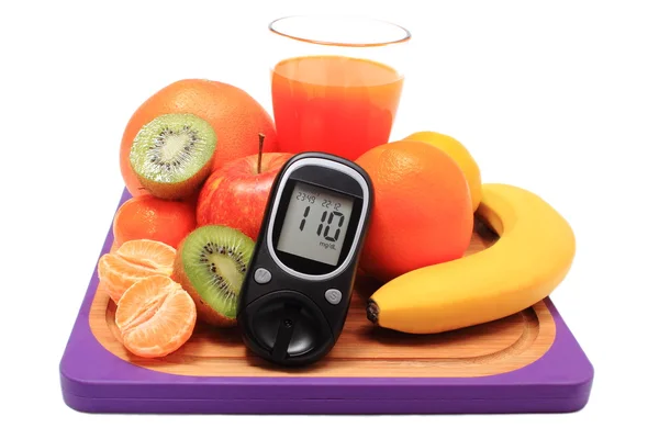 Glukometer, naturliga frukt och ett glas juice — Stockfoto