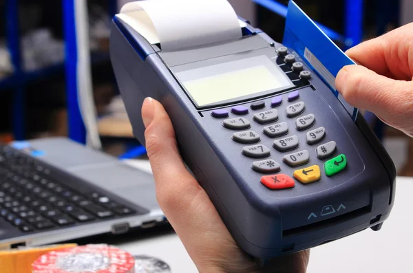 Betalen met credit card in een elektrische winkel, finance concept — Stockfoto