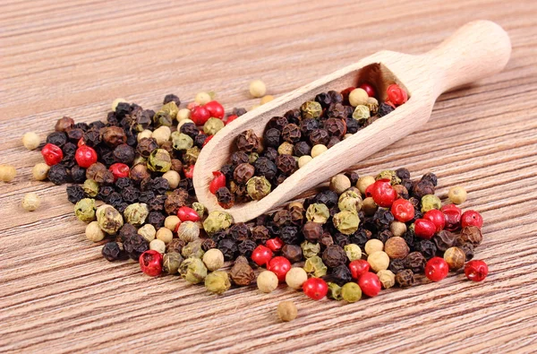 Pimenta de cor fresca com colher no fundo de madeira — Fotografia de Stock