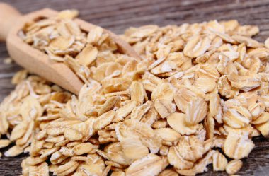 Ahşap zemin üzerine kaşıkla yulaf gevreği