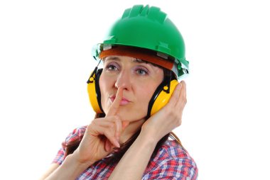 Koruyucu kask ve kulaklıklar giyen kadın
