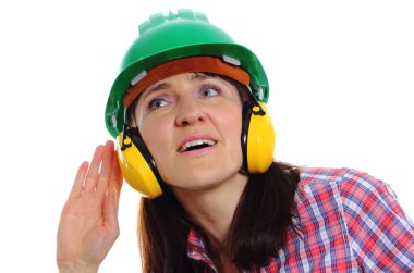 Koruyucu kask ve kulaklıklar giyen kadın