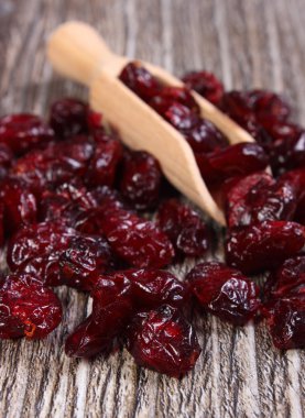 Ahşap masa kaşık ile kırmızı kızılcık yığını