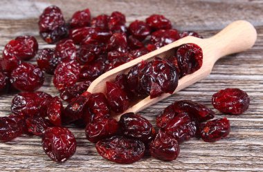 Ahşap masa kaşık ile kırmızı kızılcık yığını