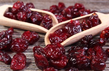 Ahşap masa kaşık ile kırmızı kızılcık yığını