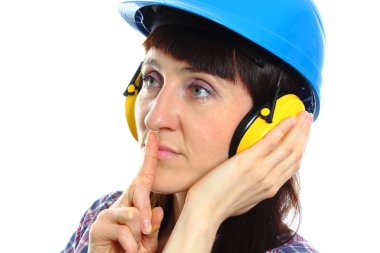 Koruyucu kask ve kulaklık, sessizlik işareti giyen kadın