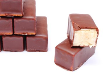 yığın beyaz zemin üzerine çikolata tatlılar