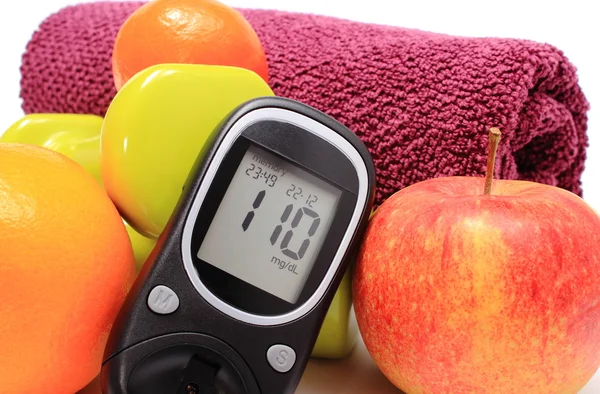 Glukometer, färsk frukt och hantlar med lila handduk — Stockfoto