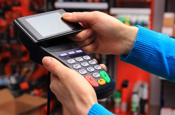 Paying with NFC technology on mobile phone — Stock Photo, Image