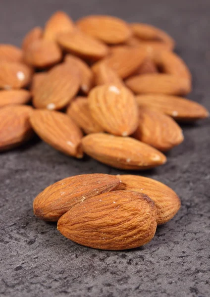 Tas d'amandes sur la structure en béton — Photo