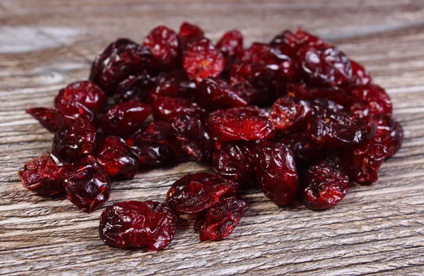 Tas de canneberges rouges sur table en bois — Photo