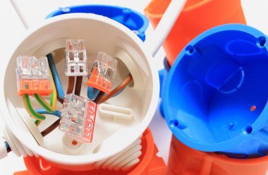 Kablolar ve bileşenleri kullanmak üzere elektrik tesisatı elektrik kutusu