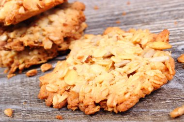 Ahşap zemin üzerinde yulaflı kurabiyeler