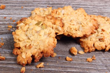 Ahşap zemin üzerinde yulaflı kurabiyeler