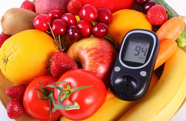 Glucometer con frutas y verduras, nutrición saludable, diabetes — Foto de Stock