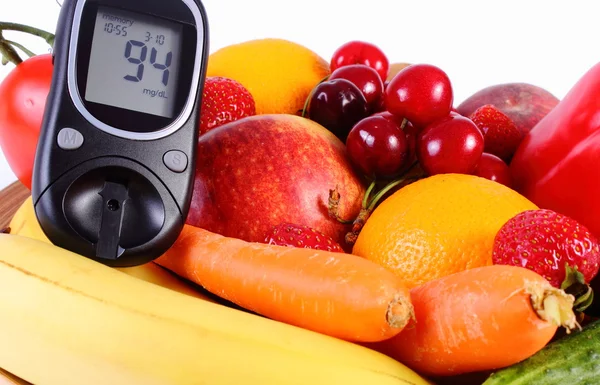 Misuratore di glucosio con frutta e verdura, alimentazione sana, diabete — Foto Stock