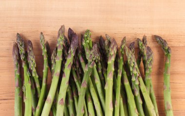 Ahşap yüzey, sağlıklı yeme üzerine yeşil kuşkonmaz