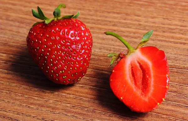 Fraise fraîche sur table en bois — Photo