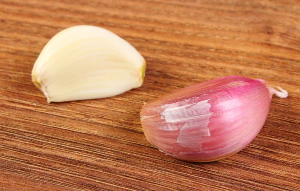 Alho de cravo na mesa de madeira, nutrição saudável — Fotografia de Stock