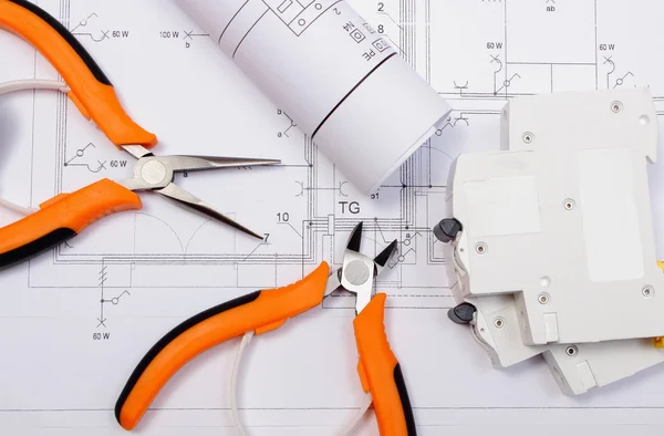 Diagramas eléctricos, fusíveis eléctricos e ferramentas de trabalho no desenho — Fotografia de Stock