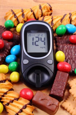 Tatlılar ahşap yüzey, diyabet ve sağlıksız yiyecek yığını ile Şeker Ölçüm