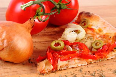 Vejetaryen pizza, domates soğan ve baharat ahşap yüzey üzerinde