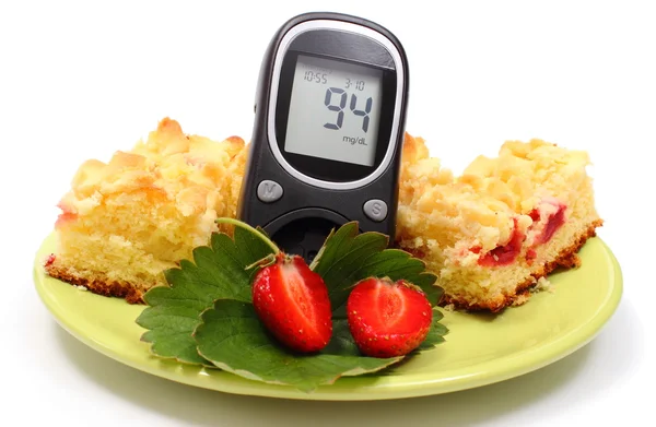 Glucose meter and pieces of yeast cake with strawberries — ストック写真