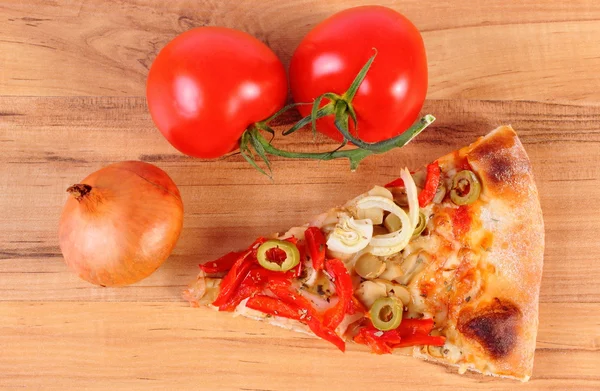 Scheibe vegetarische Pizza, Tomaten und Zwiebeln auf Holzplatte — Stockfoto