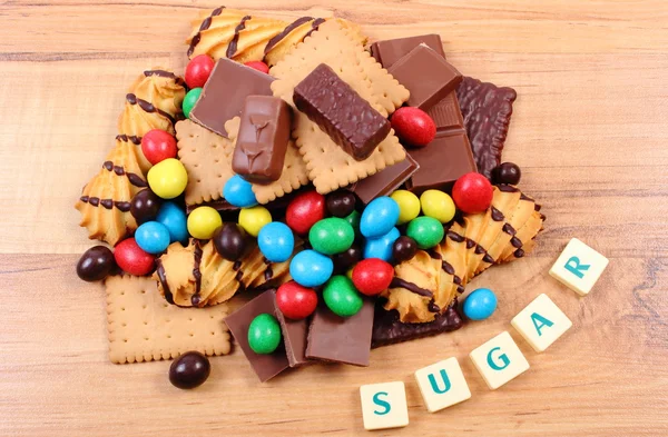 En hel del godis med ordet socker på trä yta, ohälsosam mat — Stockfoto