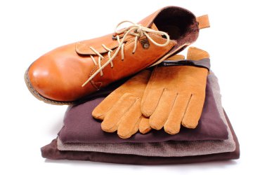 kadınca deri ayakkabı, eldiven ve beyaz arka plan üzerinde elbise