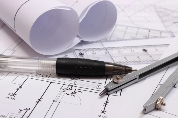 Rohlíky elektrotechnické diagramy a příslušenství pro kreslení — Stock fotografie