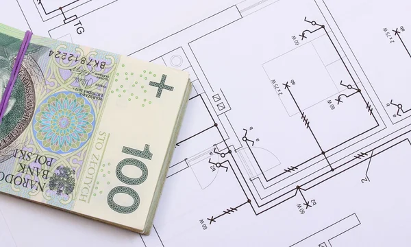 Stos banknotów na elektryczne budowlane rysunek domu — Zdjęcie stockowe