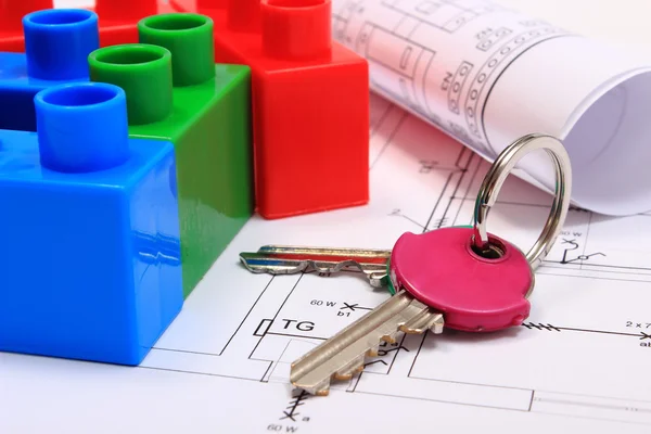 Coloridos bloques de construcción, llaves del hogar y dibujos — Foto de Stock
