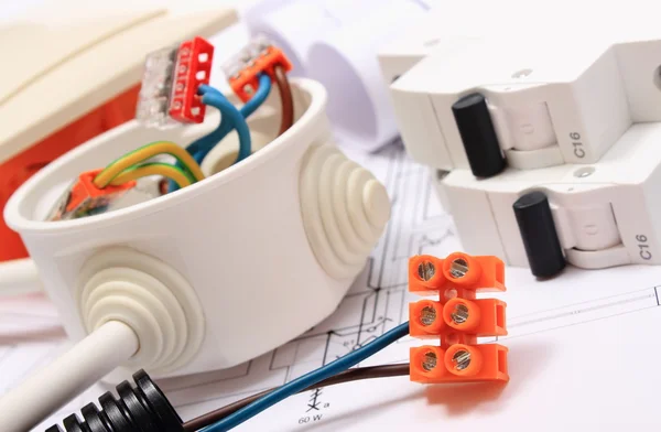 Components for electrical installations and construction diagrams — Stock Photo, Image