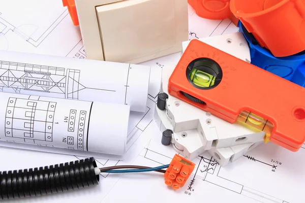 Componentes eléctricos, acessórios para trabalhos de engenharia e diagramas — Fotografia de Stock