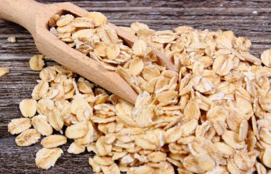 Ahşap zemin üzerine kaşıkla yulaf gevreği