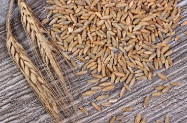 Yığın ve ahşap arka plan üzerinde çavdar Başak