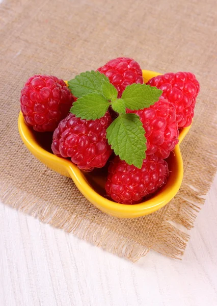 신선한 나무 딸기 및 흰색 나무 테이블, 건강 한 음식에 레몬 밤 — 스톡 사진