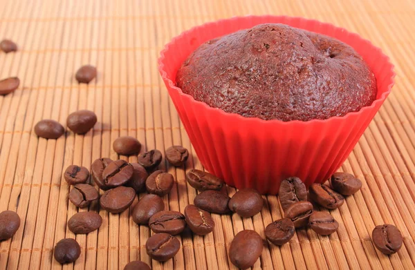 Muffins de chocolate e grãos de café frescos — Fotografia de Stock