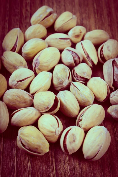 Vintage foto de pistache porcas na mesa de madeira, alimentação saudável — Fotografia de Stock