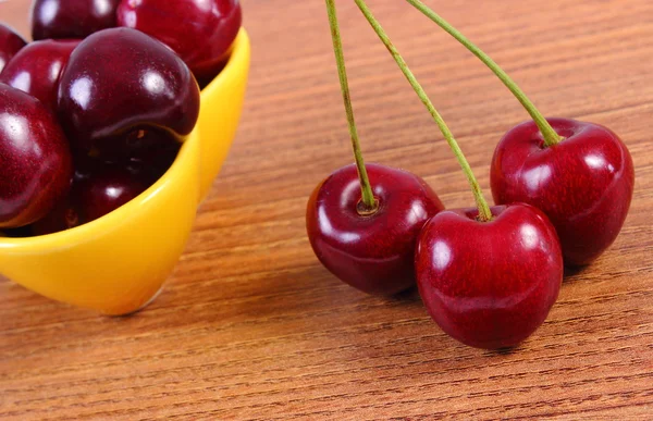 Cerezas frescas sobre mesa de madera, comida saludable — Foto de Stock