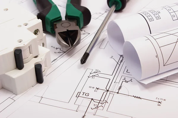 Las herramientas de trabajo, el fusible eléctrico y los rollos de los diagramas sobre la construcción el dibujo de la casa — Foto de Stock