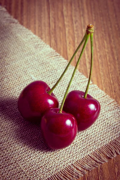 Винтажное фото, свежие вишни на деревянном столе, здоровая пища — стоковое фото