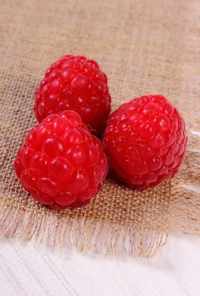 Verse frambozen op doek en houten tafel, gezonde voeding — Stockfoto