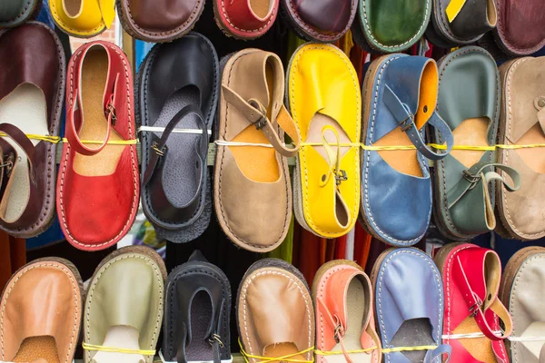 Bunte Lederschuhe im Basar — Stockfoto