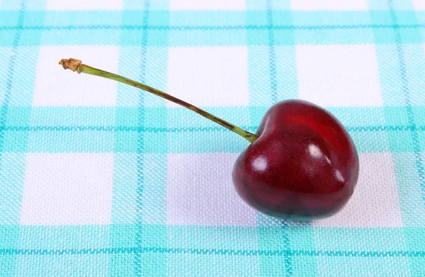 Свежая вишня на клетчатой скатерти, здоровая пища — стоковое фото