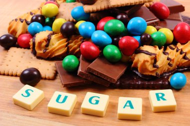 Bir sürü ahşap yüzey, sağlıksız gıda word şekerli tatlılar