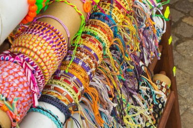 Çarşı, durak üzerinde renkli bilezikler topluluğu