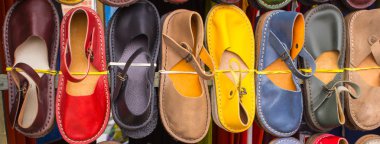 Çarşı, durak üzerinde renkli deri ayakkabı